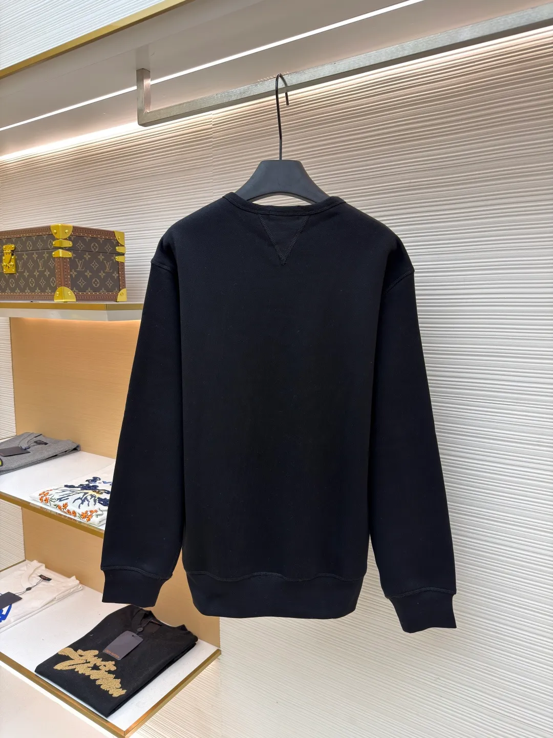 Ralph Lauren logo embroidered sweatshirt ●Original version: Purchased and developed at 1690 ●Item No.: 1681540-A15 ●Fabric: Cloud-like honey cotton fleece sweatshirt fabric ●Technology: Made by Hasuo ●Color: Black ●Version: Fitted version ●Weight: about 430 grams ●Size: S-M-L-XL ●Description: Customized cloud-like honey cotton fleece sweatshirt material, delicate touch, comfortable and skin-friendly, based on matte gray Comes with a layer of soft light filter. Exquisite indigo pony logo is embellished. It is highly recognizable. It has a breath of freedom and vitality. A symphony of pure and smart colors. It outlines a high-end outline with extreme simplicity. It becomes the smart focus of the vision. Shows taste in silence and adopts imported machine embroidery technology. Uses advanced computer control system and precision mechanical components to realize the iconic pony embroidery operation. High precision. The lines are smooth and delicate, using the Hasuo process. Sewing on a specific machine. The high fastness of Haha thread adds visual effects. It is time-consuming and labor-intensive, and the fabrics are washed. It has a better hand feel and texture. It is not easy to deform, shrink or fade. It maintains long-term beauty. The overall wiring is straight and delicate, the fabric is comfortable and soft, and the color is consistent without color difference. It can be matched with the same style to create a fashionable look and control various occasions. Customized accessories, complete with three standards, same style for men and women!
